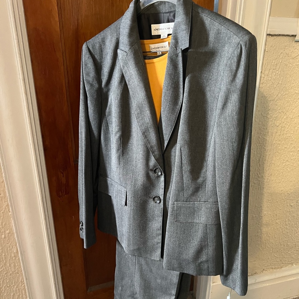 Ladies Jones New York Grey 3 piece pant suit with Gold shell.